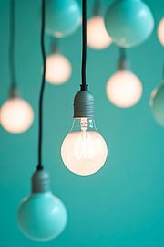 Hängende Glühbirnen an Wandfarbe mint von Poster Art Shop