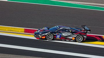 Ferrari SF90 Stradale auf der Rennstrecke von Francorchamps