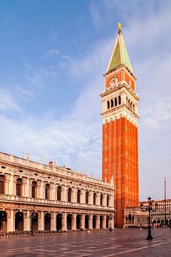 Campanile van Venetië en San Marcoplein van Melanie Viola