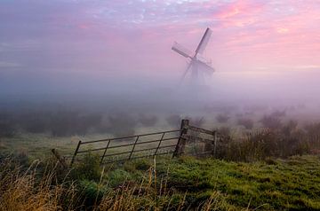 Moulin néerlandais dans le brouillard