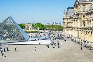 Louvre Piramide Parijs van Patrycja Polechonska