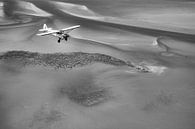 Vliegtuig boven de Waddenzee in zwart-wit van Planeblogger thumbnail