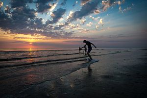 Skimboarding in der Brandung