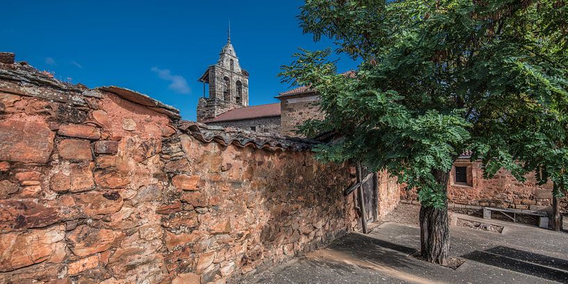 Mauer und Kirche im spanischen Dorf Castro Contrigo von Harrie Muis