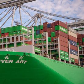 Der imposante Bug eines Containerschiffs von scheepskijkerhavenfotografie