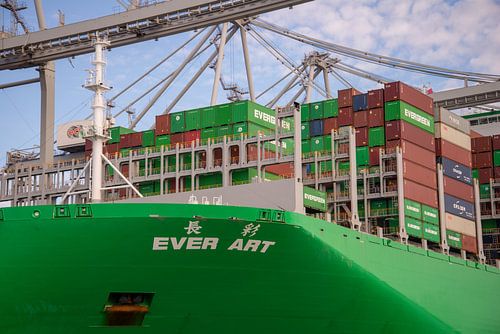 De imponerende boeg van een containerschip