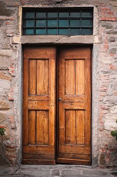 Oude houten deuren in Toscane van Sanne Kohl