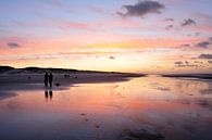 Wandeling op het strand van Ameland bij zonsondergang van Gonnie van de Schans thumbnail