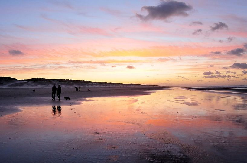 Wandeling op het strand van Ameland bij zonsondergang van Gonnie van de Schans