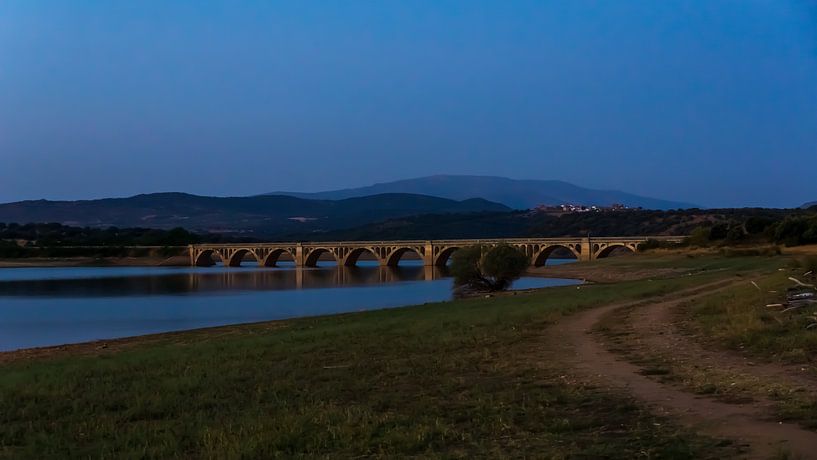Brug bij avondschemer van Job Moerland