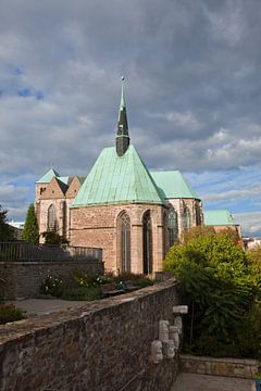 Magdeburg - Magdalenenkapelle, op de achtergrond de St. Peter's kerk van t.ART