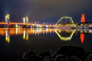 Stadtbrücke und neuer Turm orangefarben beleuchtet