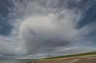 Grote wolk boven de Friese  Waddendijk bij  Roptazijl van Harrie Muis thumbnail