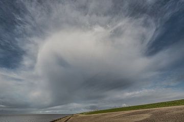 Grote wolk boven de Friese  Waddendijk bij  Roptazijl