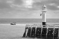 Leuchtfeuer an der Küste in Blankenberge mit einem Fischerboot