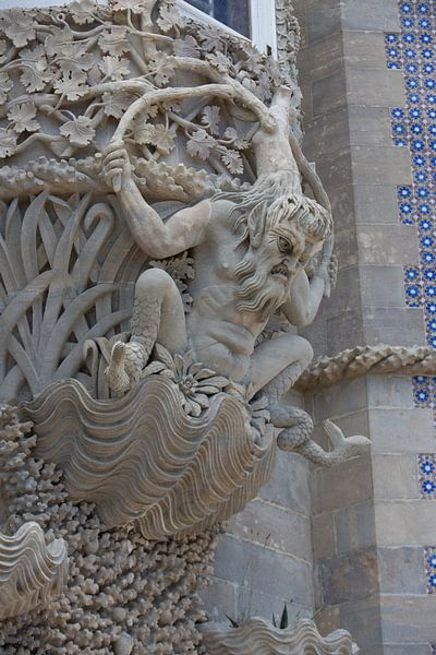 Neptunus boven de deur van kasteel in Sintra, Portugal van Joost Adriaanse