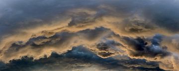 Stunning colorful sky panorama showing beautiful cloud formations in high resolution. van MPfoto71