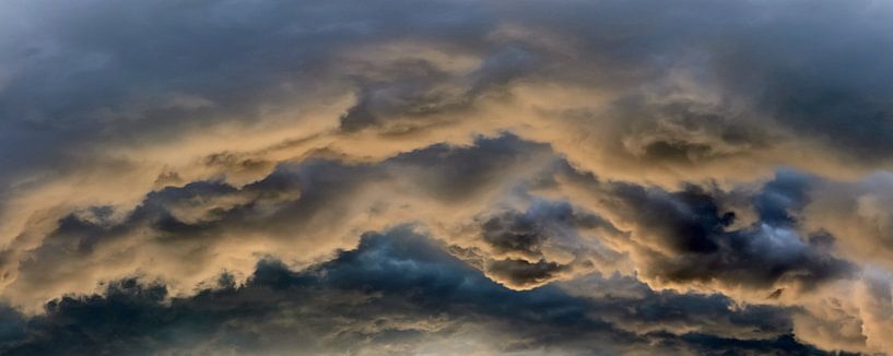 Panorama bedrohlicher Gewitterwolken von MPfoto71