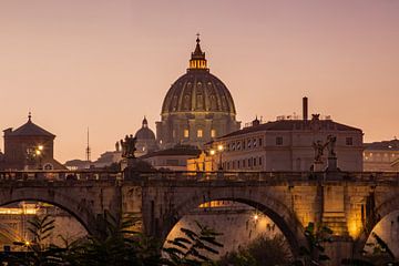 Rome - Uitzicht over de Tiber naar de Sint-Pietersbasiliek van t.ART