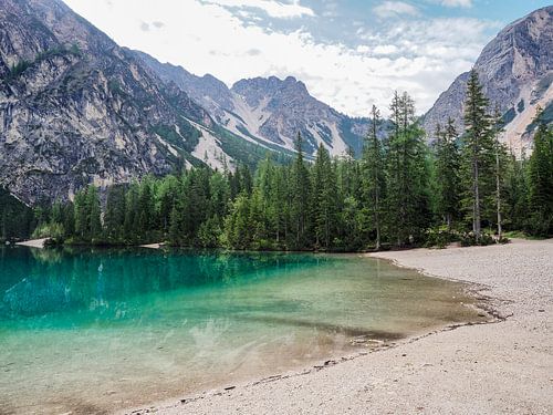 Het turquoise gekleurde Lago di Braies ligt rustig genesteld tussen de steile rotswanden van de Dolomieten. Spiegelglad water