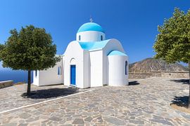 Witte kerk met blauw dak in Griekenland