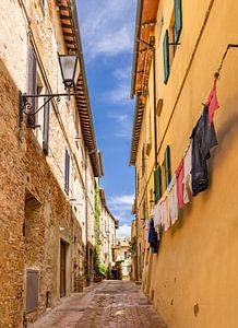 Straßenszene in Pienza, Italien von Adelheid Smitt