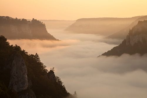 Zonsopgang met mist in het dal - Werenwag Kasteel in het Boven-Donau-dal - Kasteel Werenwag in het B