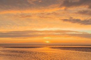 Zonsondergang op het strand aan het eind van de dag van Sjoerd van der Wal Fotografie