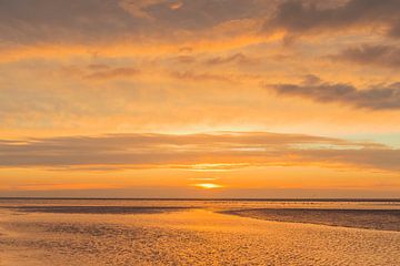 Sonnenuntergang am Strand am Ende des Tages von Sjoerd van der Wal