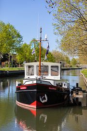 Een prachtige boot in de Leidse Rijn in De Meern (Gem. Utrecht) van André Blom Fotografie Utrecht