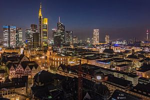 Frankfurt skyline zicht 's nachts van Fotos by Jan Wehnert