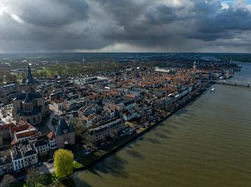 De mooie Hanzestad Kampen vanuit de lucht.
