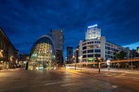 La tour lumineuse de Philips et le Blob au crépuscule