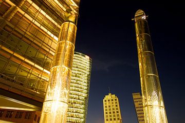 BERLIJN Potsdamer Platz glazen gevel - pp nacht torens van Bernd Hoyen