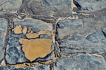 Landschap van basaltkeien en zand