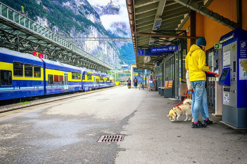Instantané : Au distributeur de billets à Lauterbrunnen par Bart Ros