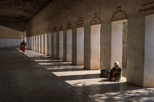 Mendiant dans le couloir d'un temple à Bagan