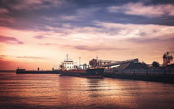 Tanker in de zee van Cuxhaven aan de Duitse Noordzeekust van Jakob Baranowski - Photography - Video - Photoshop