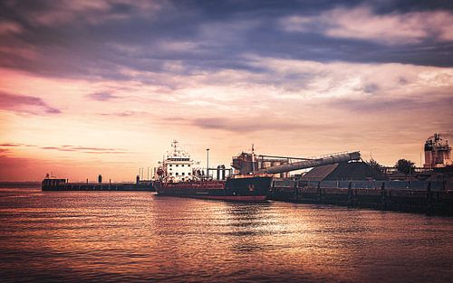 Tanker in de zee van Cuxhaven aan de Duitse Noordzeekust