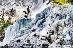 Gefrorener Wasserfall