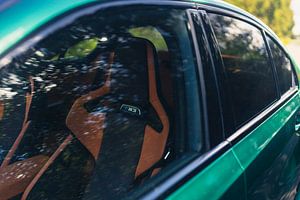 Groene BMW M3 G80 in een rustgevende, bosrijke omgeving
