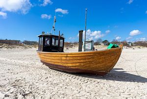 Vissersboot op het strand van het eiland Usedom van Animaflora PicsStock