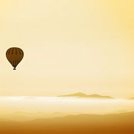 Luchtballon over Bergen in de mist van de dageraad van Catalina Morales Gonzalez