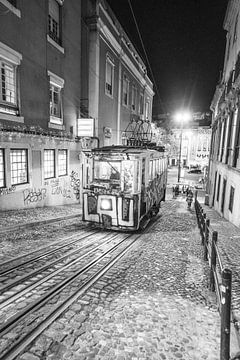 Lissabons Straßenbahn in schwarz weiß von Leo Schindzielorz