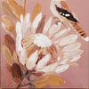 Abstracte kookaburra tussen zachte proteabloemen in warme roze tinten van But First Framing
