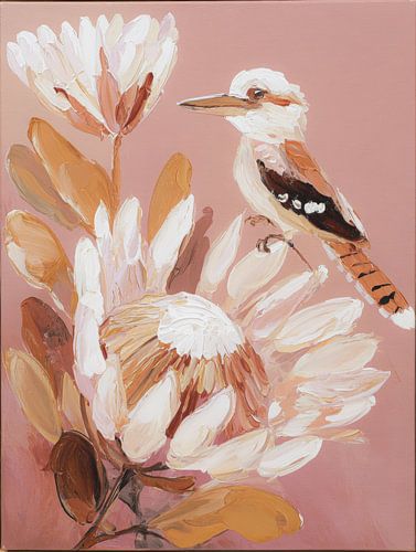 Abstracte kookaburra tussen zachte proteabloemen in warme roze tinten van But First Framing