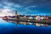 Nuages au-dessus de la vue de la ville de Deventer et de la Welle avec réflexion et circulation. par Bart Ros Aperçu