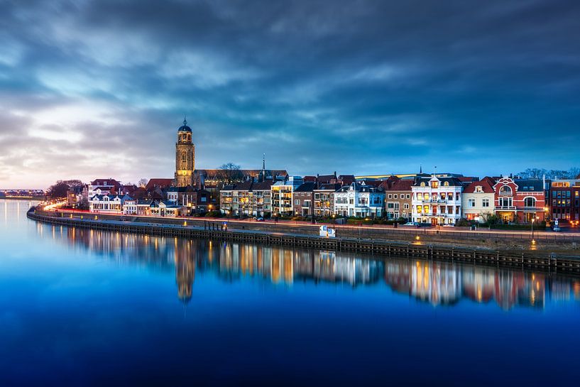 Nuages au-dessus de la vue de la ville de Deventer et de la Welle avec réflexion et circulation. par Bart Ros