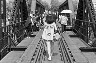 Frau überquert Brücke in Schwarz-Weiß von Bart van Lier Miniaturansicht