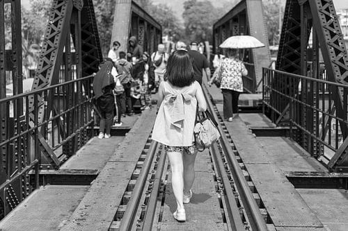 Vrouw loopt over brug in Kanchanaburi